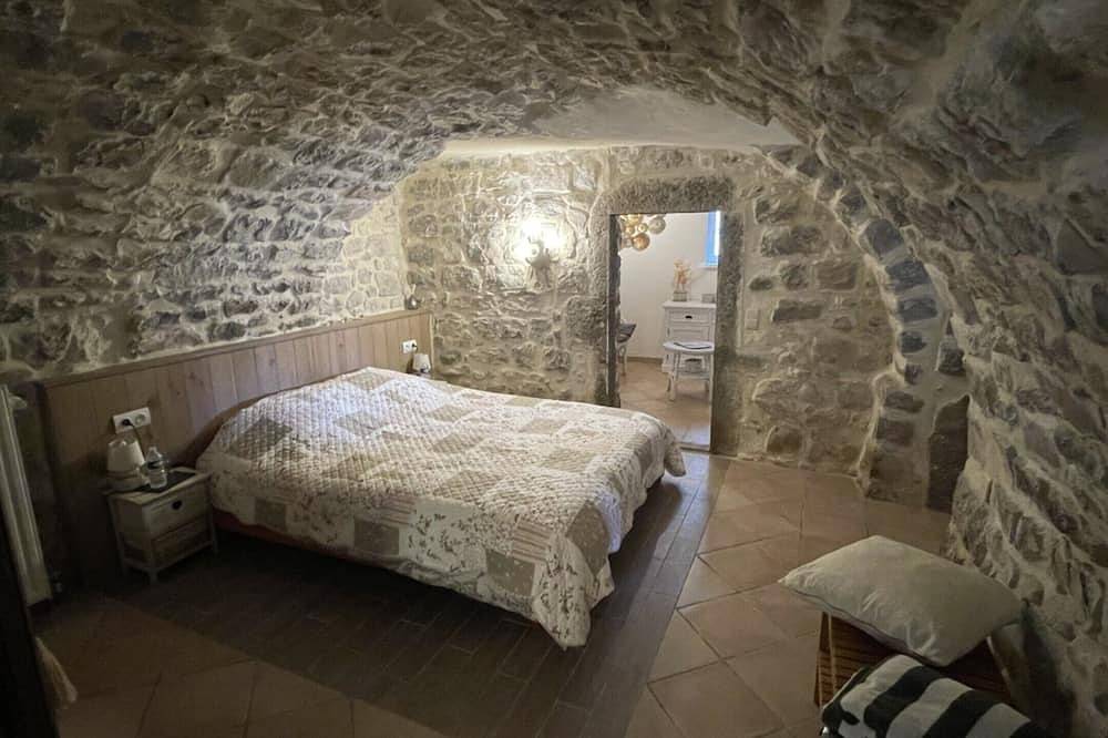 Guest Room \"Le Pigeonnier\" with Shared Pool, Wi-Fi, and Air Conditioning in Saint-Alban-Auriolles, Ardèche