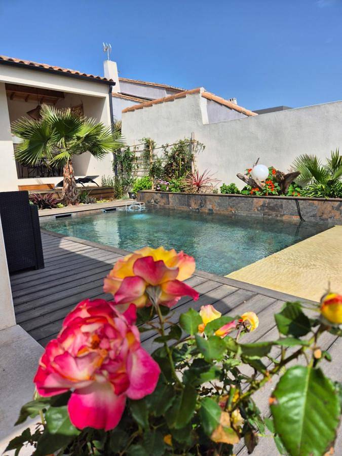 La Chambre Côté Piscine in Aigues-Mortes, Côte d'Améthyste