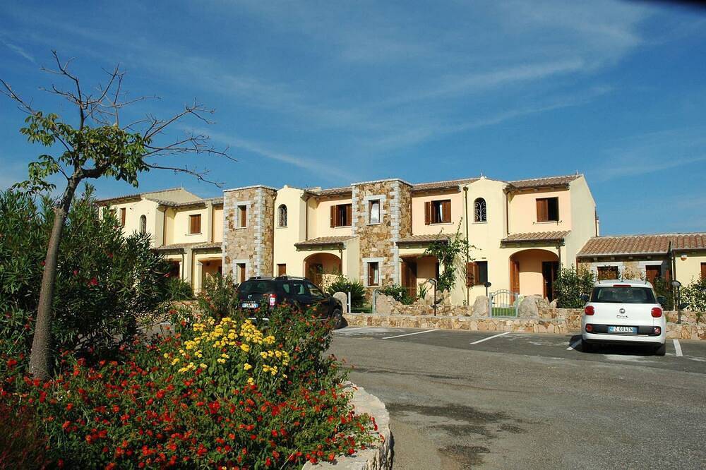 Wunderschönes Reihenhaus mit Pool, Terrasse und Meerblick in Lu Fraili di Sopra, San Teodoro
