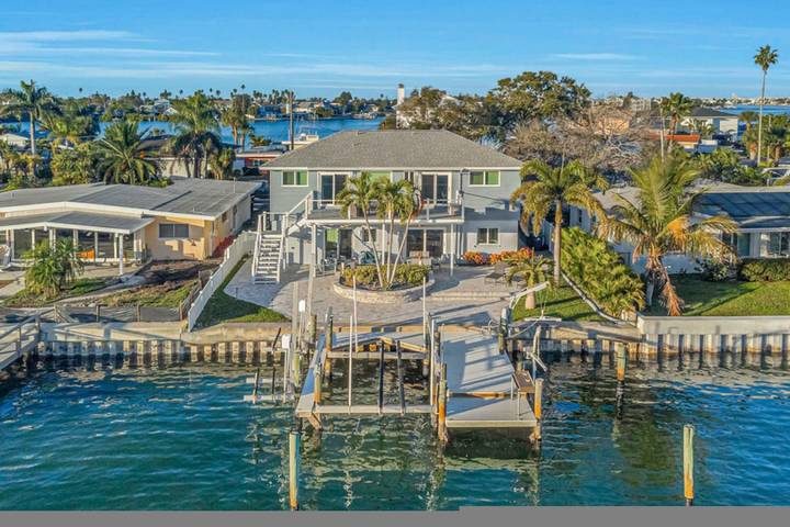 Vacation rental for 10 people, with yard and balcony, kid friendly in Pinellas County