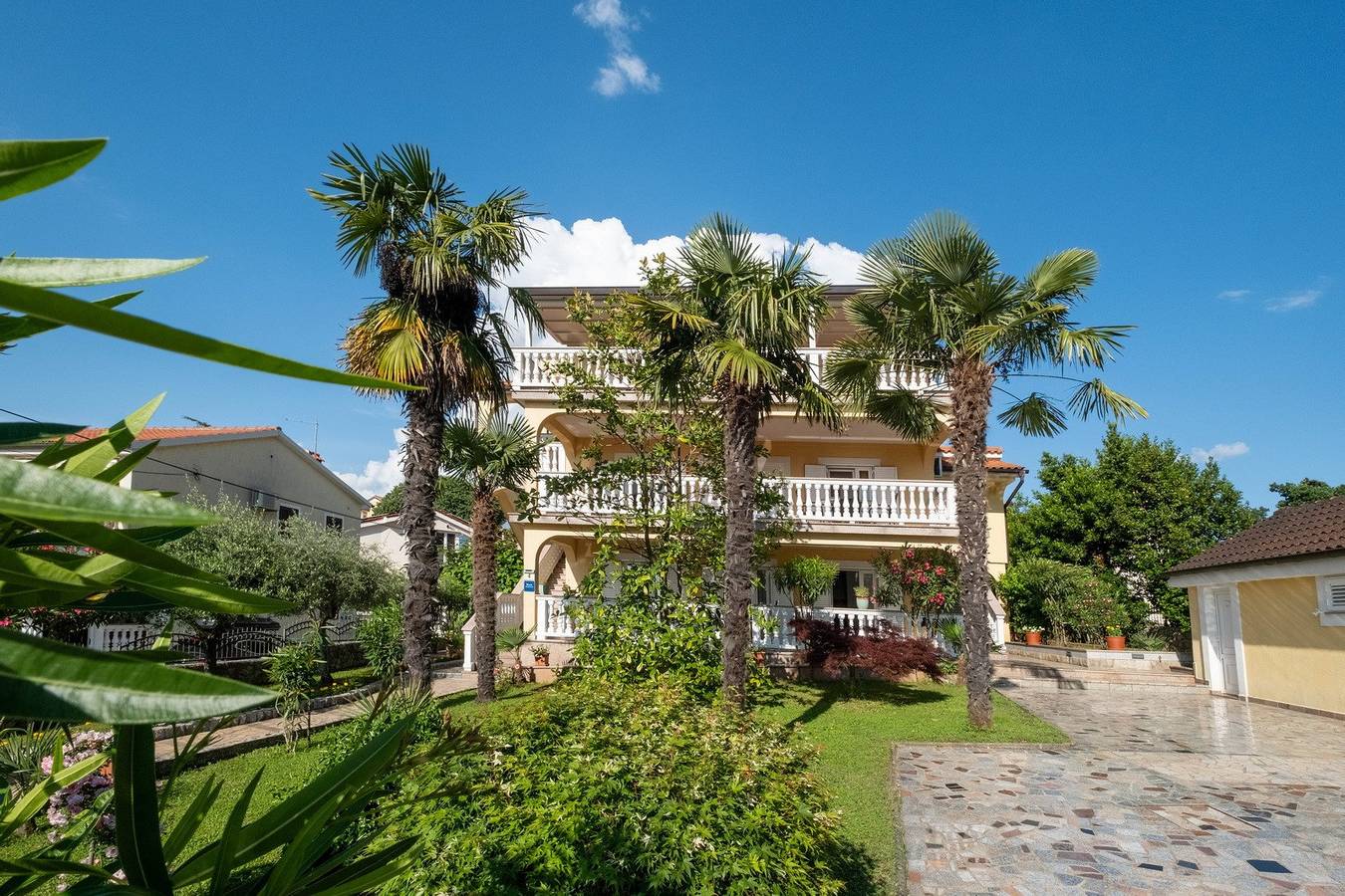 Ganze Wohnung, Ferienwohnung Šerbečić 2 mit Pool für 4 Personen in Malinska in Milcetici, Krk