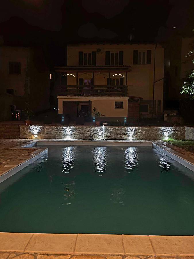Gîte pour 8 personnes, avec vue ainsi que piscine et jardin, animaux acceptés à Cassine
