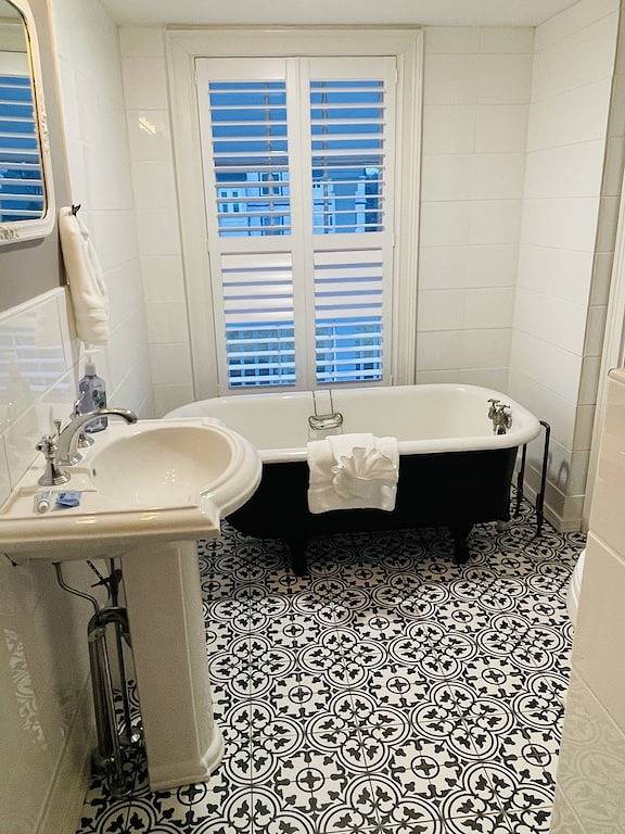 Historic home in downtown Mystic-1 block from green, river, shops & restaurants in Mystic, Connecticut