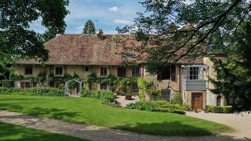 Location de vacances pour 6 personnes, avec Terrasse et Jardin ainsi que Piscine et Vue à Marnoz