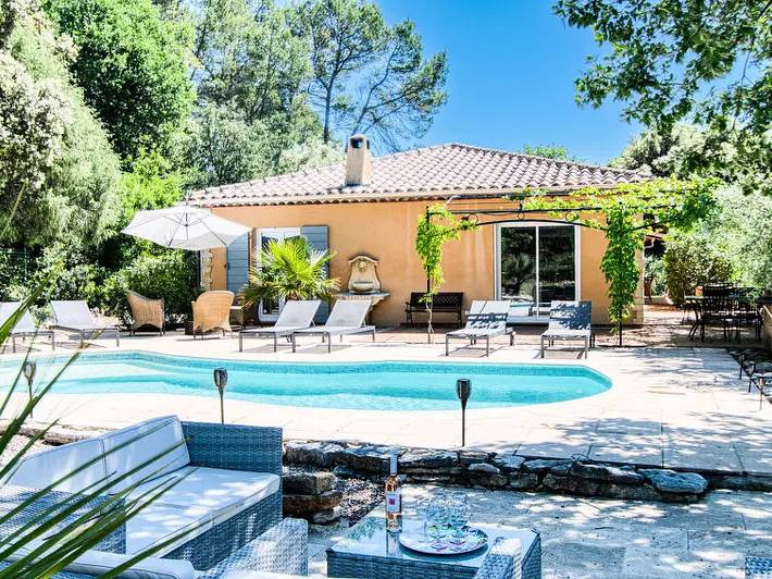 Villa pour 8 personnes, avec piscine et terrasse