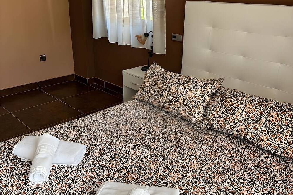 Holiday Home 'La Libélula' with Mountain View, Private Pool and Wi-Fi in El Espinar, Segovia Province