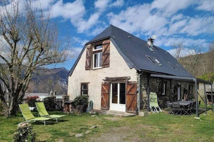 Gîte pour 10 personnes, avec Jacuzzi ainsi que Terrasse et Jardin à Saint-Pastous