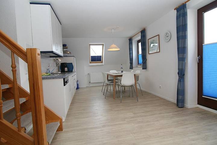 Ganze Wohnung, Großzügige 4-Zimmer-Ferienwohnung in einem Wohnhaus mit 2 Einheiten in Strand Hörnum, Hörnum