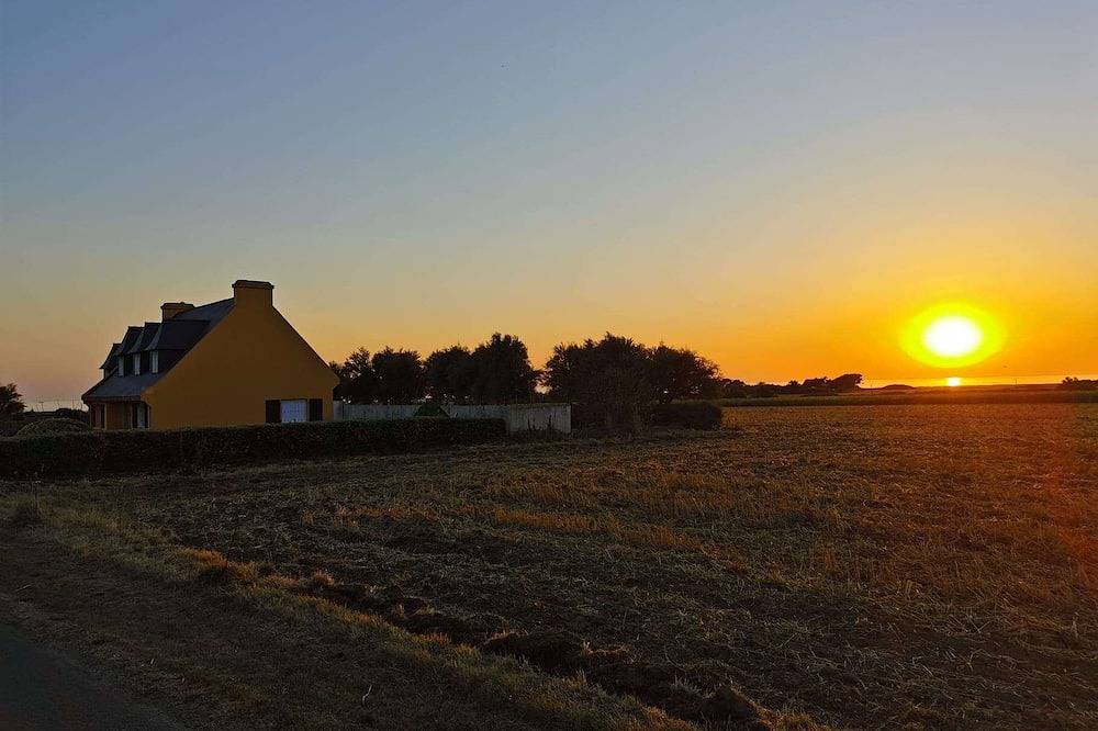 Sleeps 11, close to the sea in Tréogat, Quimper und Umgebung