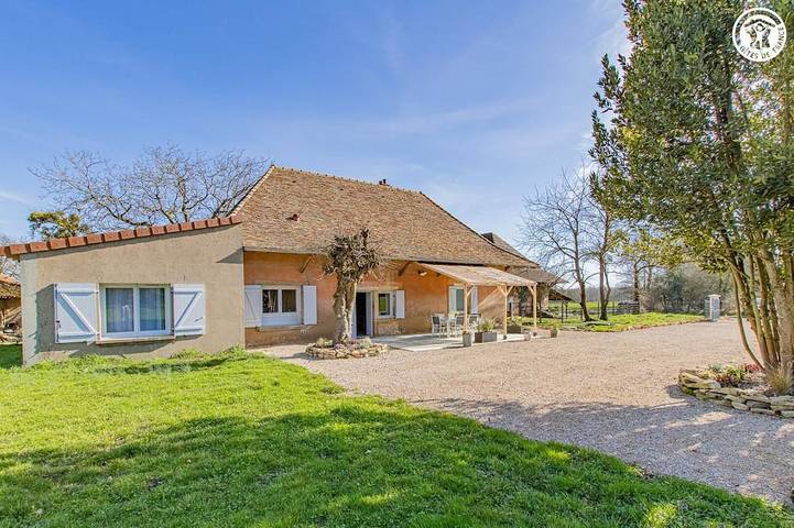 Location de vacances pour 6 personnes, avec jardin à Saint-Vincent-en-Bresse