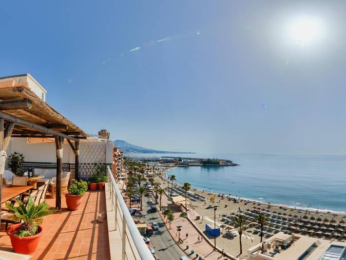 Apartamento vacacional entero, Holidays2Fuengirola Duplex Vistas al mar, terrazas, 1ª línea junto al puerto in Fuengirola Centre, Fuengirola