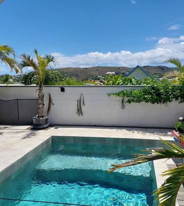Gîte pour 2 personnes, avec balcon et piscine dans DOM-TOM