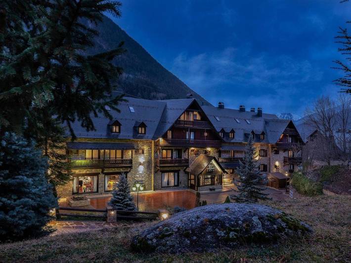 Hôtel pour 3 personnes, avec piscine ainsi que vue et jardin dans Tredós - 3