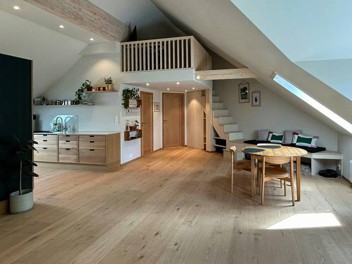 Apartamento entero, Apartamento luminoso con ventanas que llegan hasta el techo y balcón in Gamle Oslo, Oslo