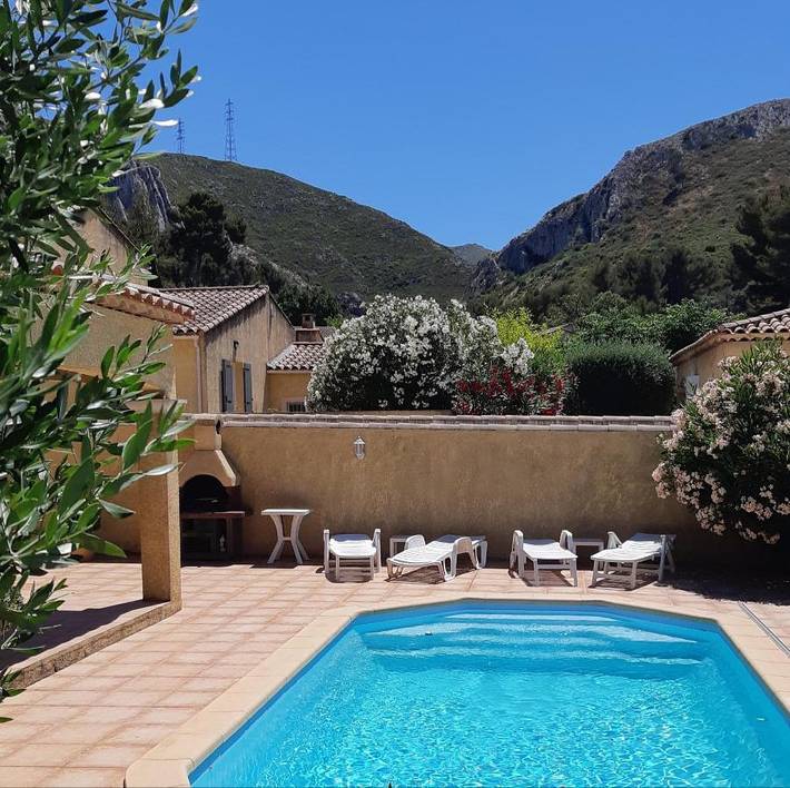 Chambre d’hôte pour 2 personnes, avec Terrasse et Jardin ainsi que Piscine et Vue dans Parc national des Calanques