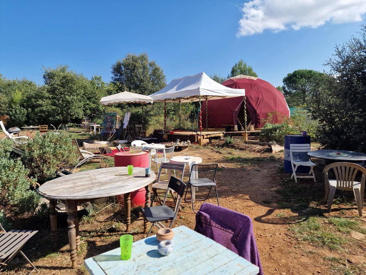 Jolie caravane à Sïvåñă Oasis de Lumière in Rougiers, Région de Brignoles