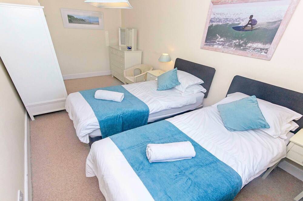Cloudbreak | Hot Tub* | Log Burner, Dogs Welcome in Braunton, Devon