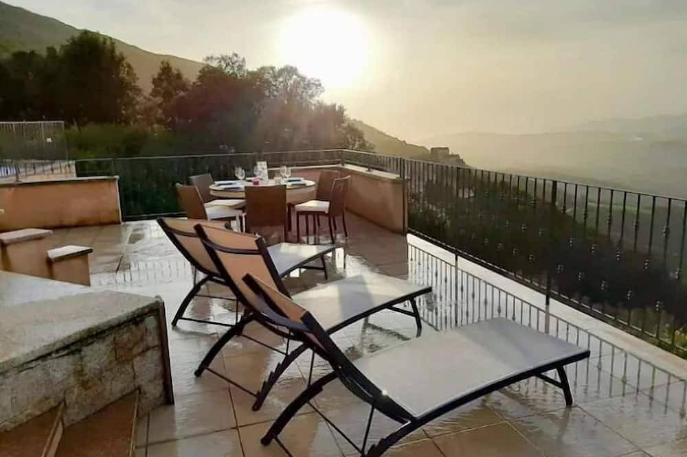 Panoramic sea and mountain views, sleeps 2 to 10 in Sollacaro, Arrondissement de Sartène