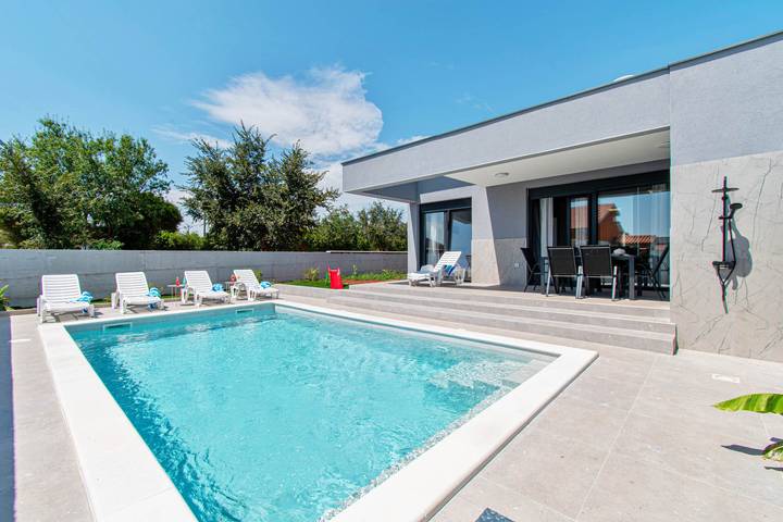Villa pour 5 personnes, avec terrasse ainsi que jardin et piscine à Loborika - 3