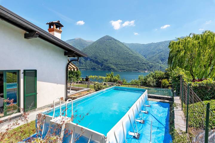 Holiday rental for 10 people, with garden and lake view, with pets in Lombardy