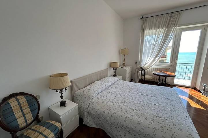 Ganze Wohnung, Meerblick Apartment im Stadtzentrum, 3 Minuten vom Bahnhof und Hafen in Salerno, Tyrrhenische Küste Kampanien
