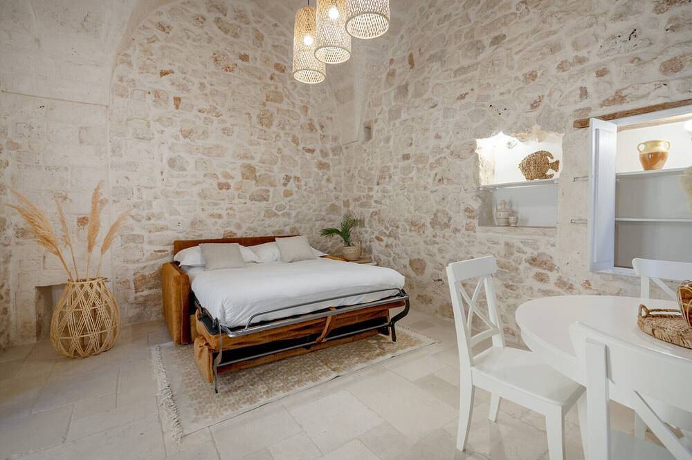 Entire apartment, Guesthost - La Dimora di Aline - Amber Apartment in Conversano, Bari Province