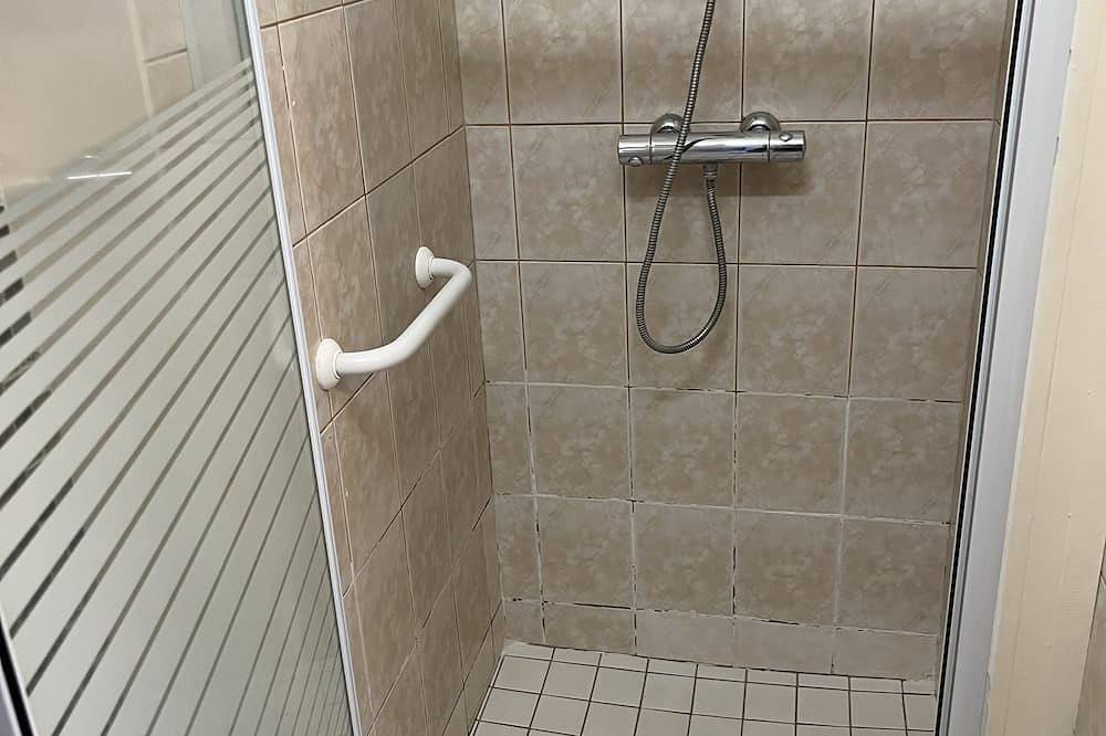 Appartement entier, Location ravissant appartement avec piscine sous abri en auvergne prés des puys in Beaumont (Puy-de-Dôme), Parc naturel régional des Volcans d'Auvergne