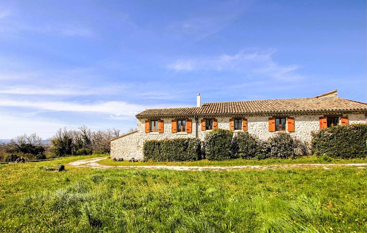 Location de vacances pour 5 personnes, avec jardin ainsi que piscine et terrasse à Salles-sous-Bois - 3