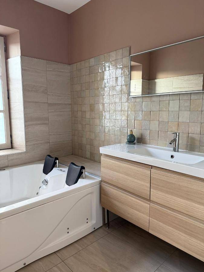 Appartement entier, One-Bedroom Apartment in Landerneau, Région de Brest