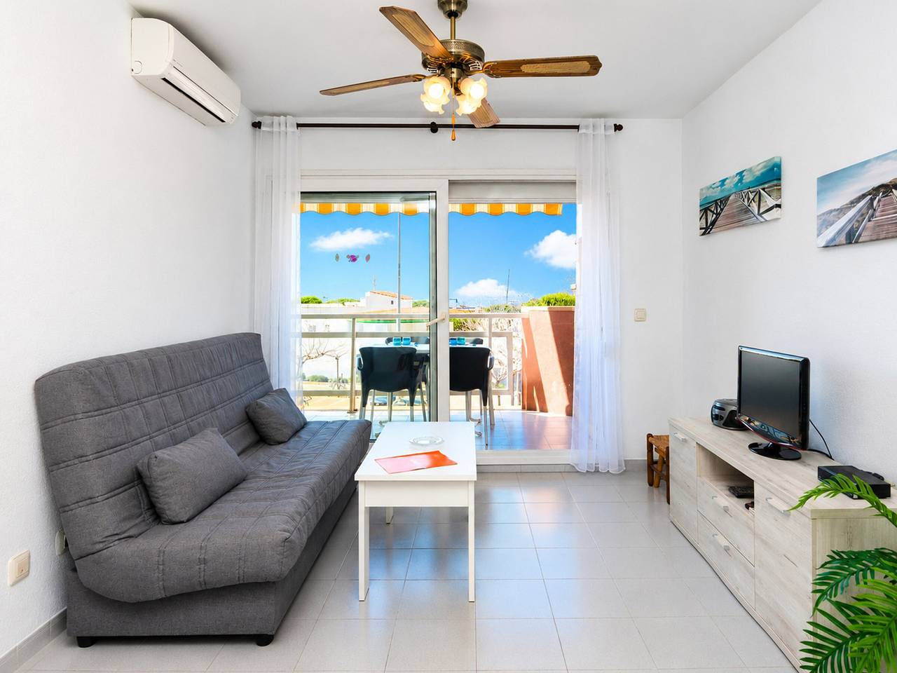 Ganze Wohnung, Gemütliche 1-Zimmer-Wohnung mit Parkplatz, Klimaanlage und Meerblick in Roses in Roses, Oberampurien