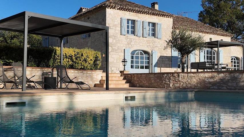 Gîte pour 5 personnes, avec Terrasse ainsi que Jardin et Piscine à Flaugnac
