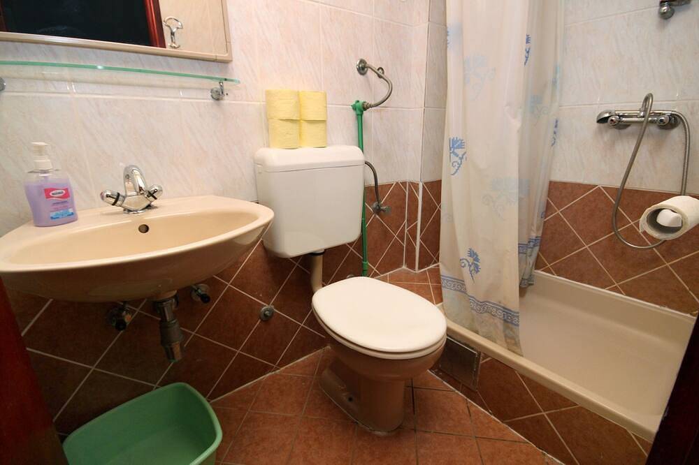 Ganze Wohnung, 1-Zimmer-Ferienwohnung am Strand Drvenik Donja vala, Makarska (A-6658-b) in Drvenik, Makarska Riviera