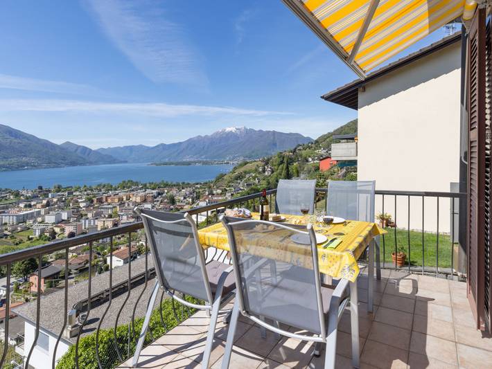 Ferienhaus für 4 Personen, mit Balkon und Garten sowie Ausblick und Seeblick in Gordola
