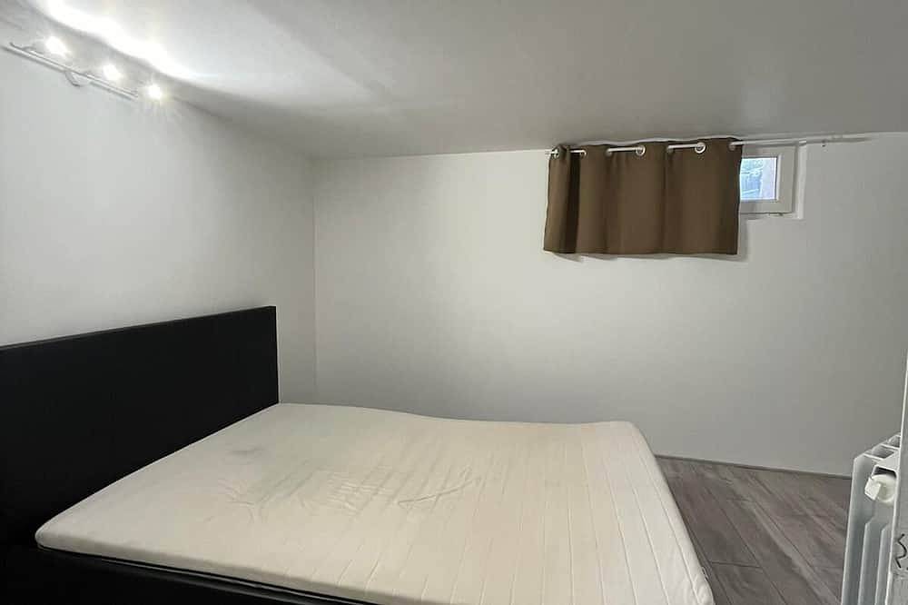 Entire apartment, 2-bedroom apartment (ground floor and basement). In 2-level pavilion. in Bobigny, Seine-Saint-Denis