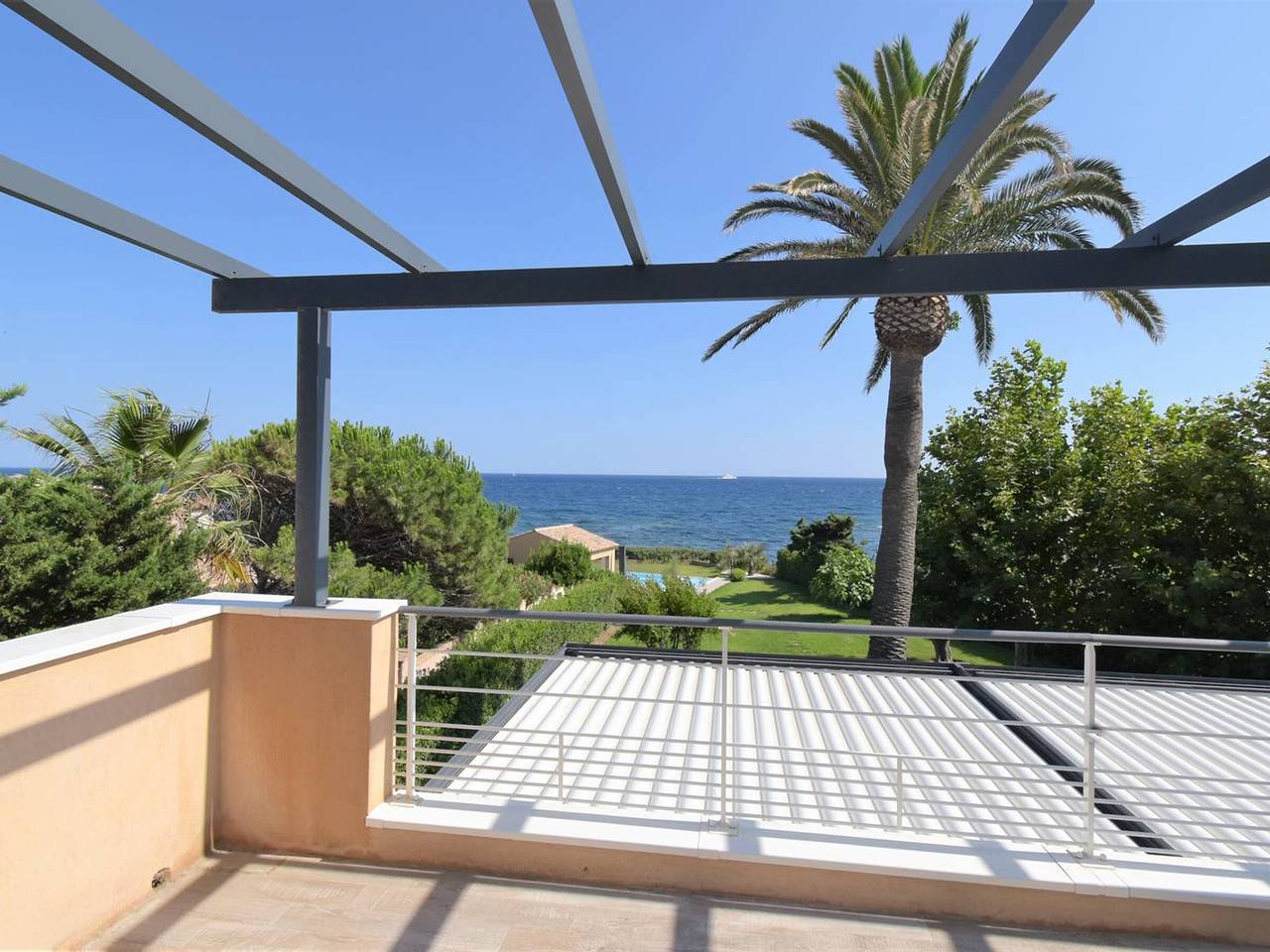 Villa direkt am Wasser für 10 Personen mit Pool, Klimaanlage und Wlan in Les Issambres, Roquebrune-sur-Argens