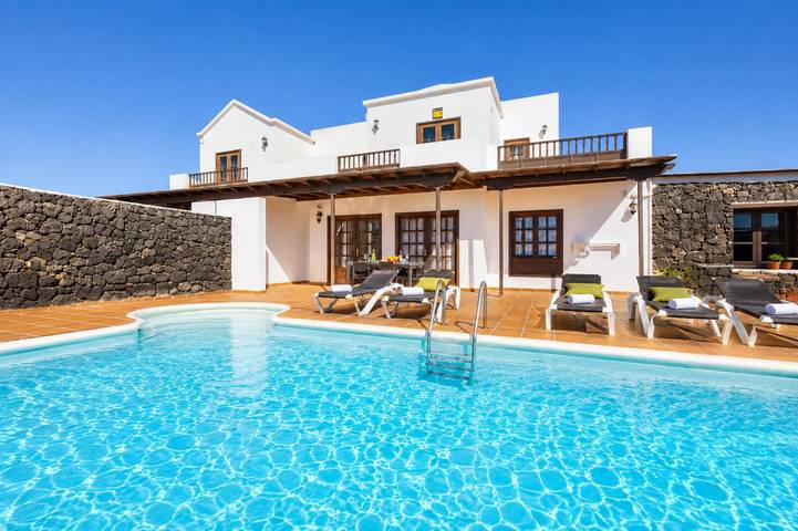 Ferienhaus für 6 Personen, mit Meerblick und Balkon sowie Terrasse und Garten in Playa Blanca