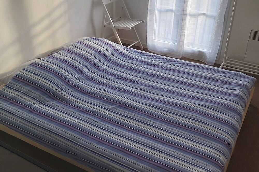 Entire apartment, 850 metres from Disney Land and Valley Village - 3 bedrooms - Sleeps 8 in Serris, Seine-et-Marne