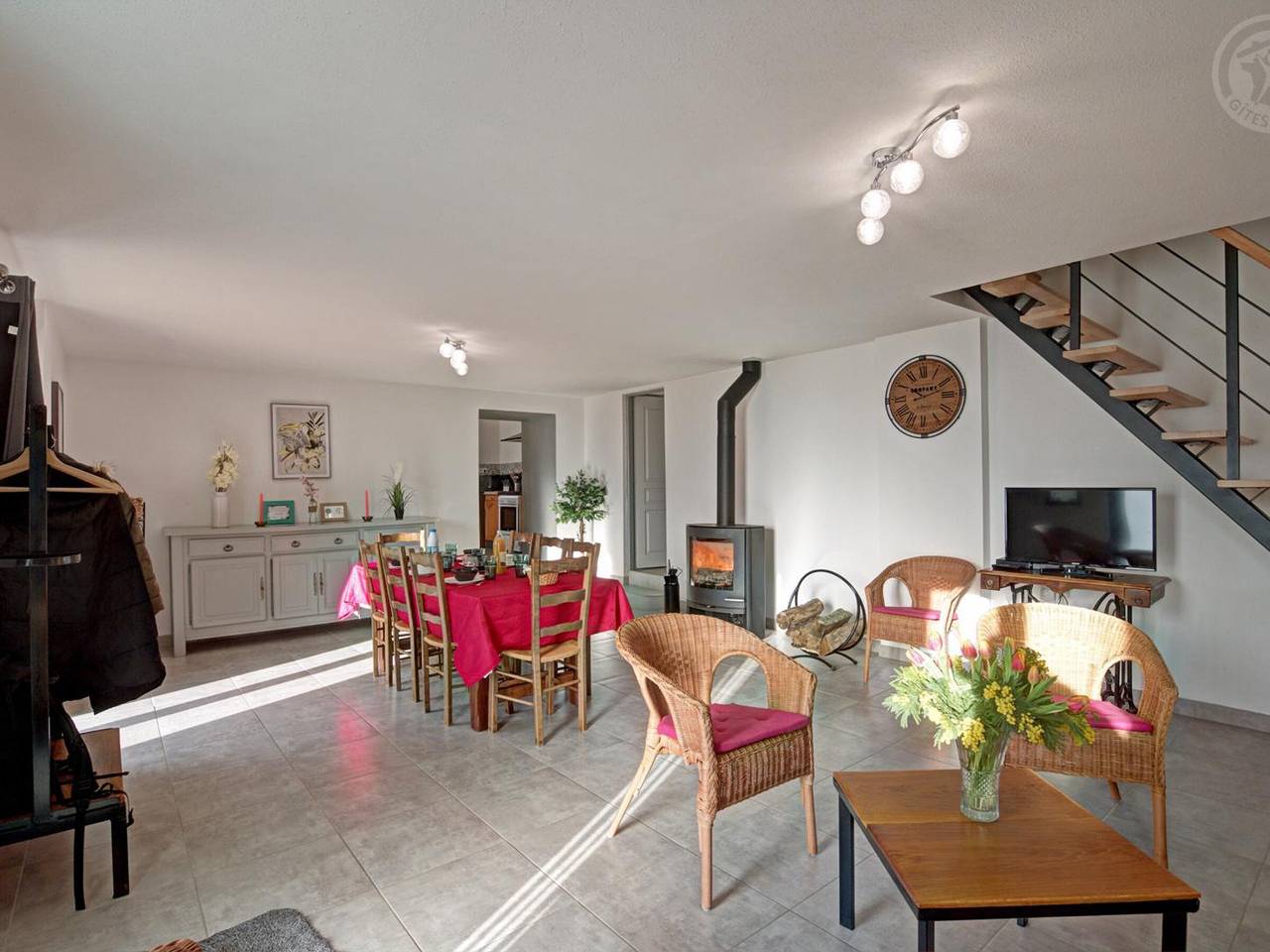 Gîte paisible 3 chambres avec cheminée et animaux admis in Régny, Région de Roanne