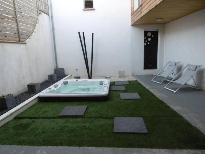 Location de vacances pour 6 personnes, avec Jacuzzi et Terrasse ainsi que Jardin et Vue à Sarrant
