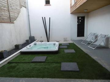 Location de vacances pour 6 personnes, avec vue et jardin, animaux acceptés à Sarrant