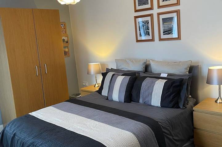 The Grange, Portrush. Deluxe holiday home, 8 beds, up to 12 guests, 6 bedrooms. in Portrush, County Antrim