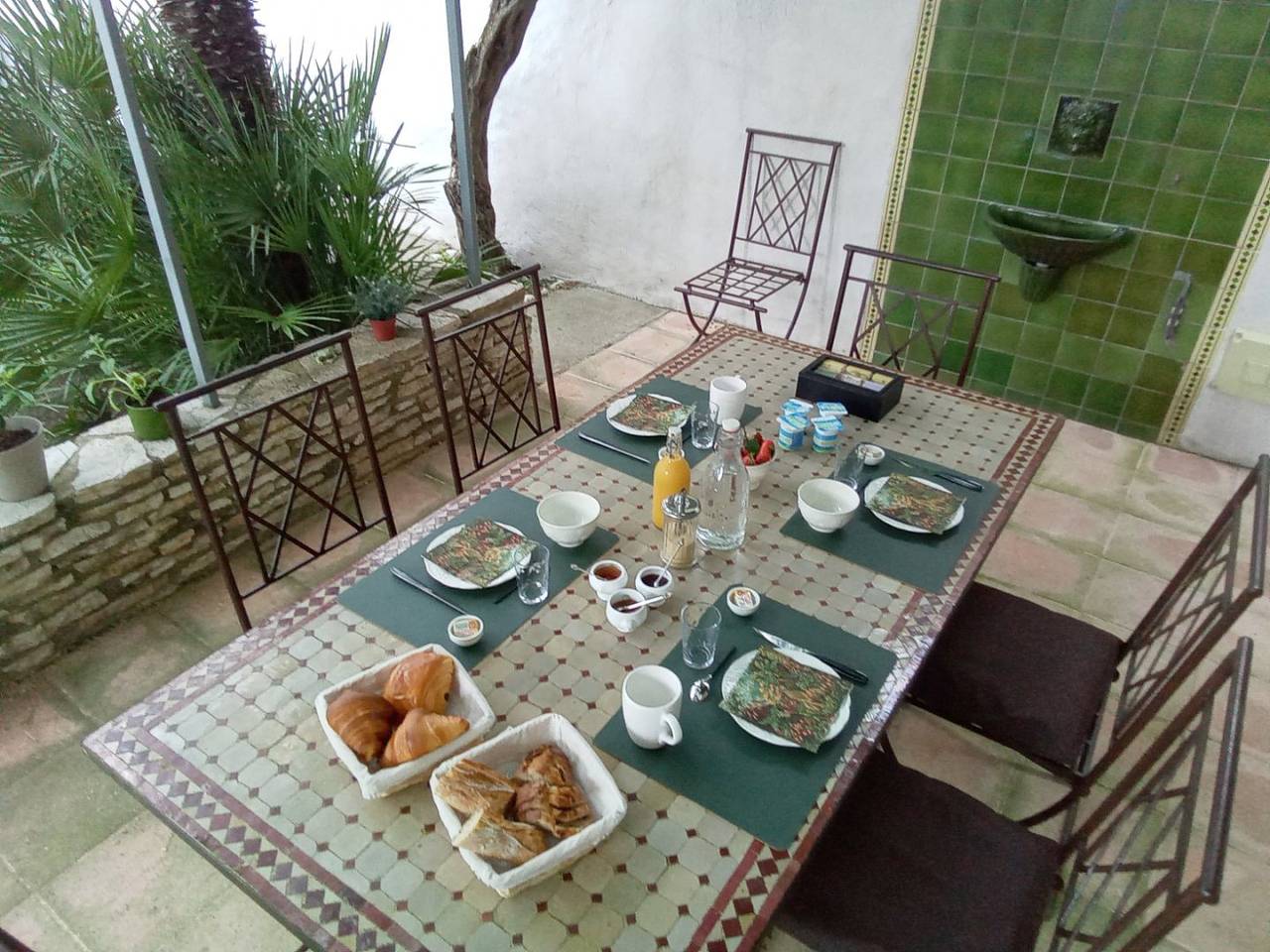 Chambres d'hôtes Les Trois Rames proche Cité - Bastide - Iris in Carcassonne, Région de Carcassonne