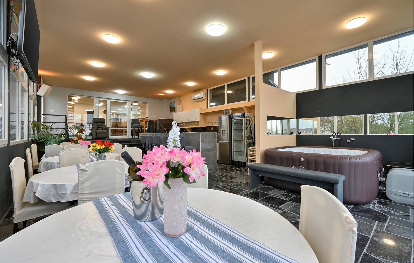 Reizende 2-Zimmer-Wohnung mit Pool, Terrasse und WLAN in Koprivnica-Krizevci