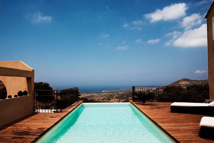 Location de vacances pour 13 personnes, avec Balcon et Terrasse ainsi que Jardin et Piscine à Cateri