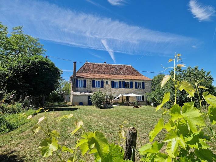 Location de vacances pour 11 personnes, avec vue ainsi que jardin et piscine dans Les Pechs-du-Vers