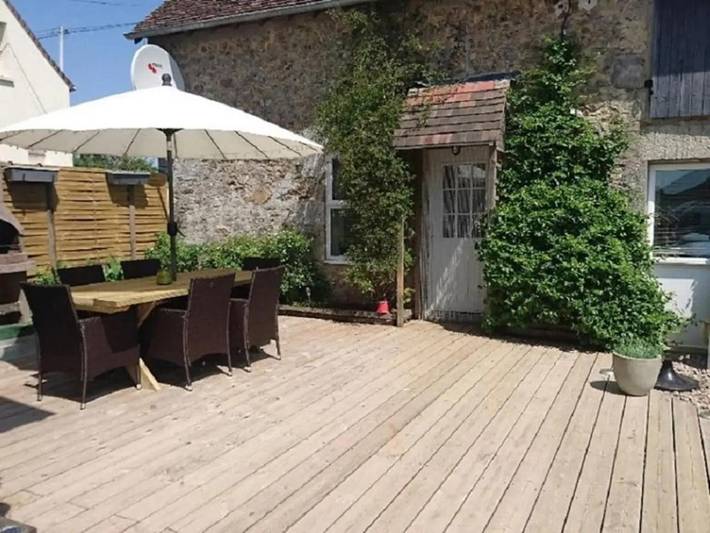 Gîte pour 6 personnes, avec piscine ainsi que jardin et vue à Gesnes-le-Gandelin