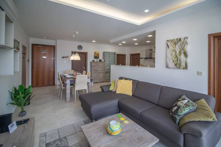 Gîte pour 6 personnes, avec Balcon ainsi que Terrasse et Piscine dans Zebbug - 2