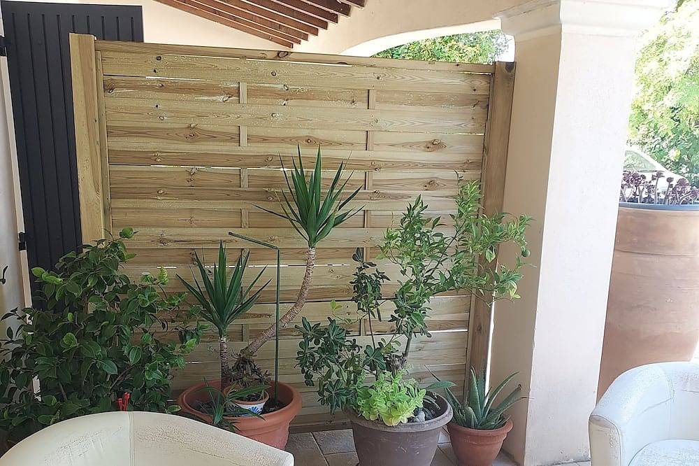 Independent studio with courtyard and parking in Althen-des-Paluds, Vaucluse