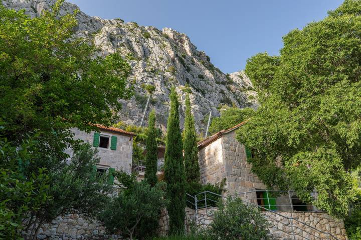Hel leilighet, Guest House 'Villa Bugenvilija - Pet Friendly' with Private Pool, Wi-Fi and Air Conditioning in Omis, Omiš-Riviera
