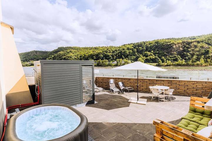 Villa für 24 Personen, mit Whirlpool und Garten sowie Balkon und Pool in Loreley
